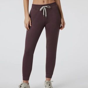 Vuori X Barry’s Performance Jogger in Elderberry Heather